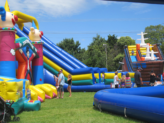 deanos bouncy castle hire